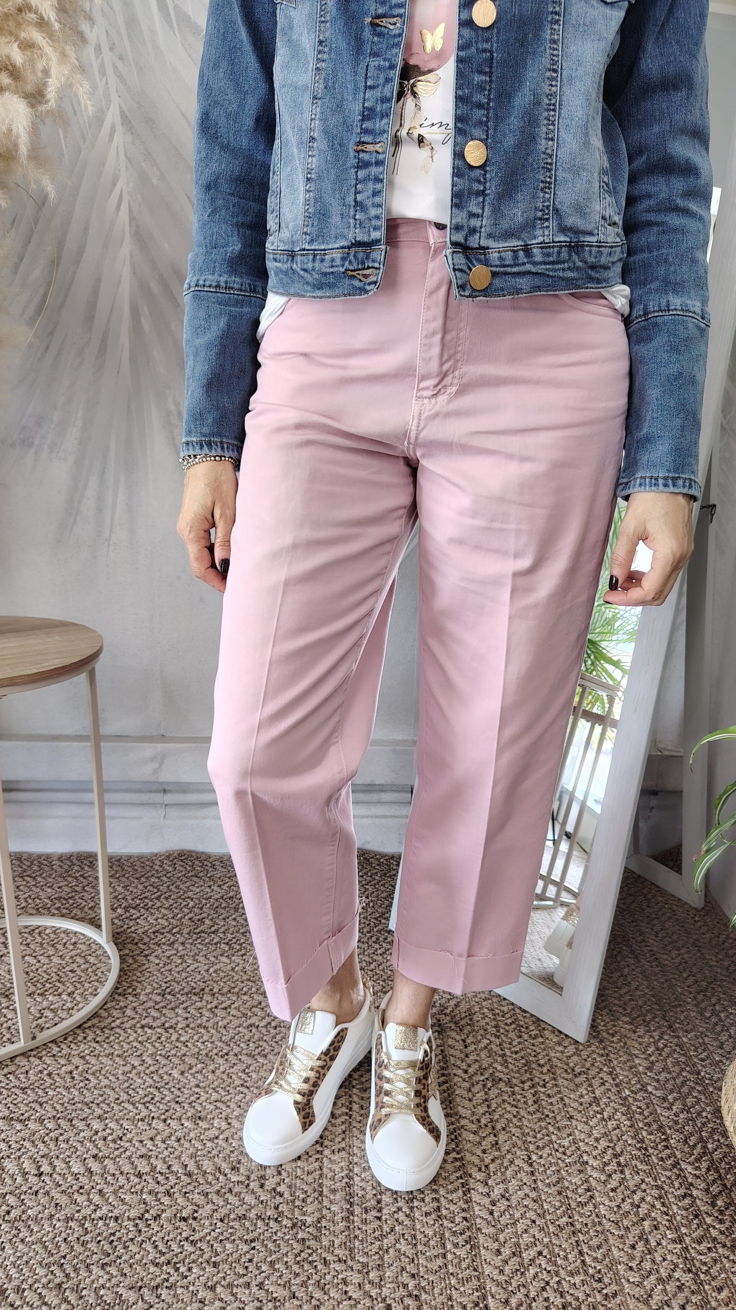 Pantalone con risvolto e taglio vivo