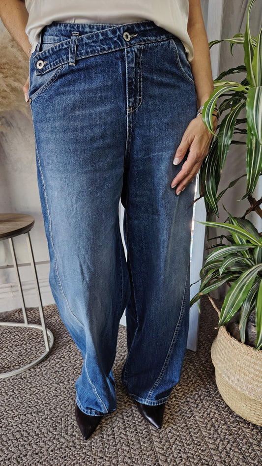 Jeans abbottonatura asimmetrica