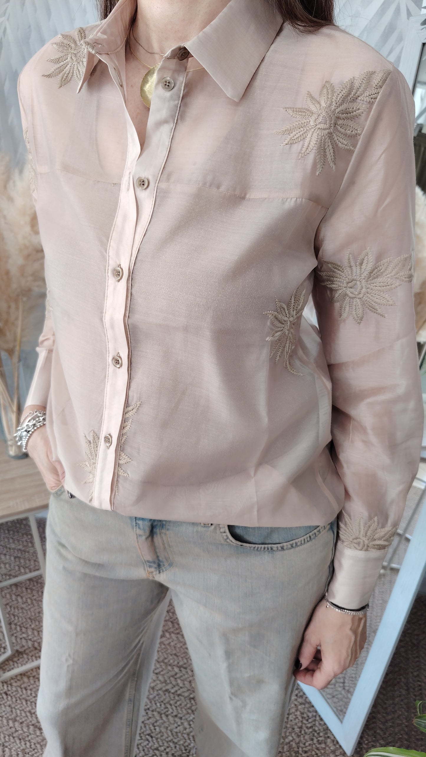 Camicia con ricami tinta su tinta