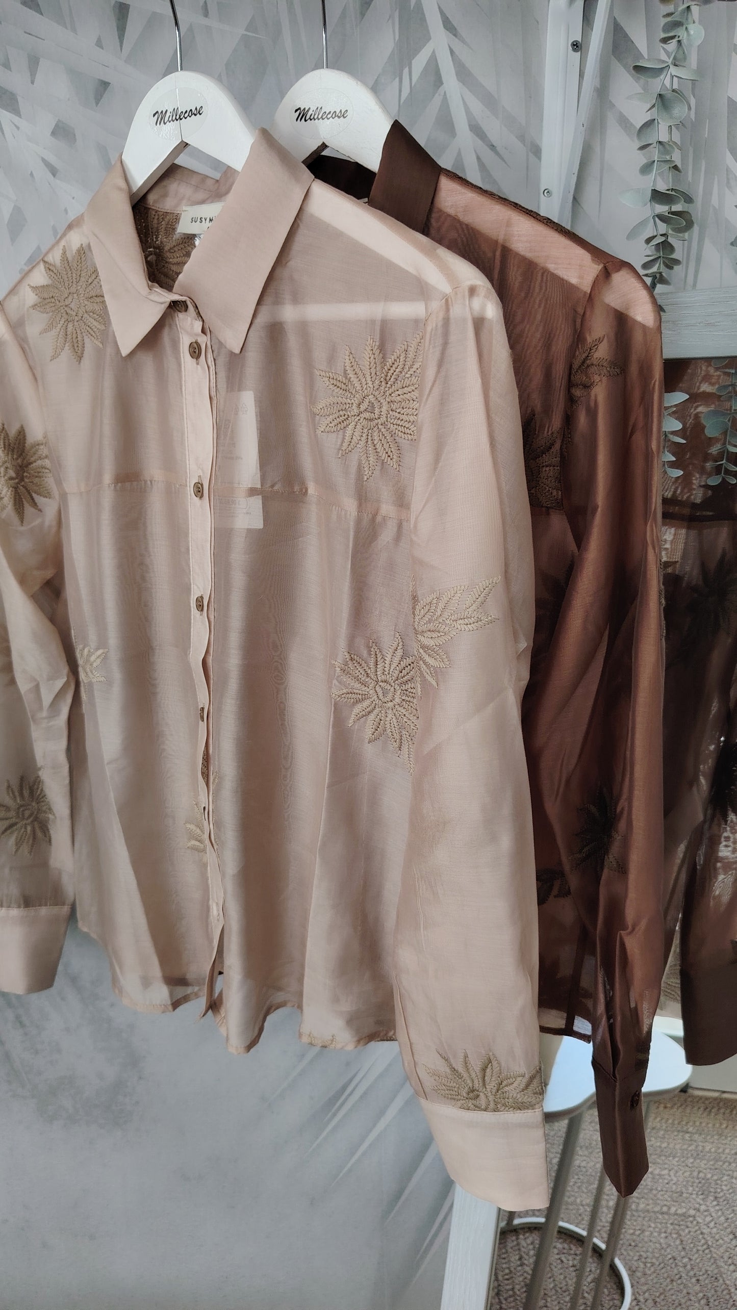 Camicia con ricami tinta su tinta