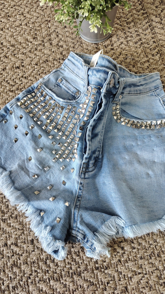 Short in denim con borchie