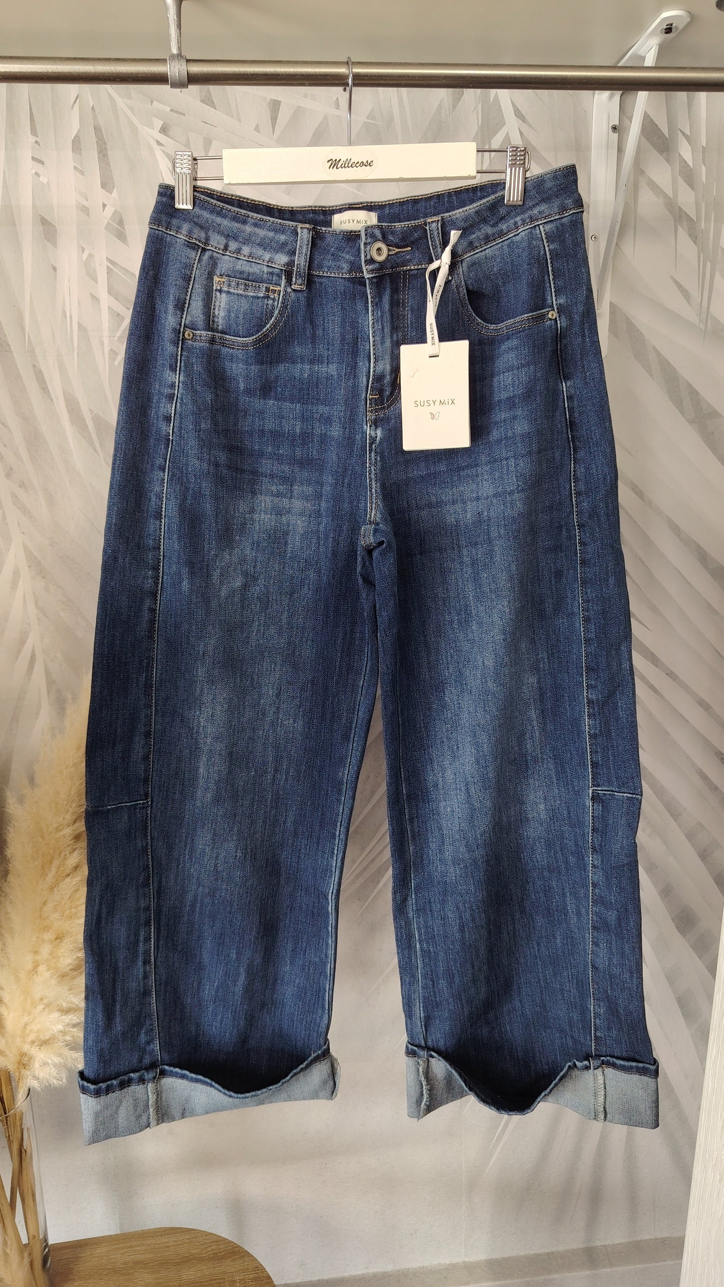 Jeans gamba larga con risvolto alto