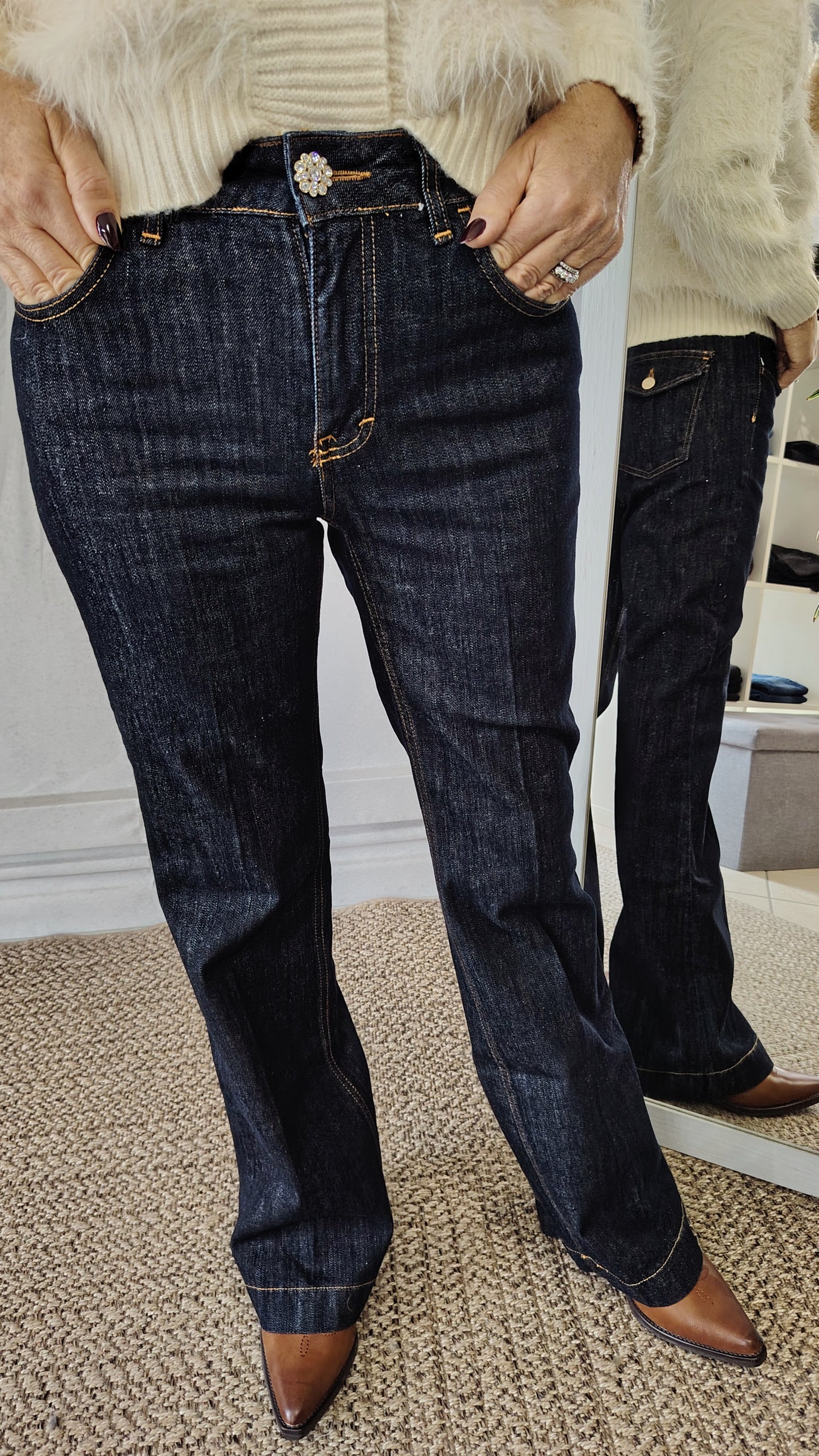 Jeans gamba dritta bottone gioiello