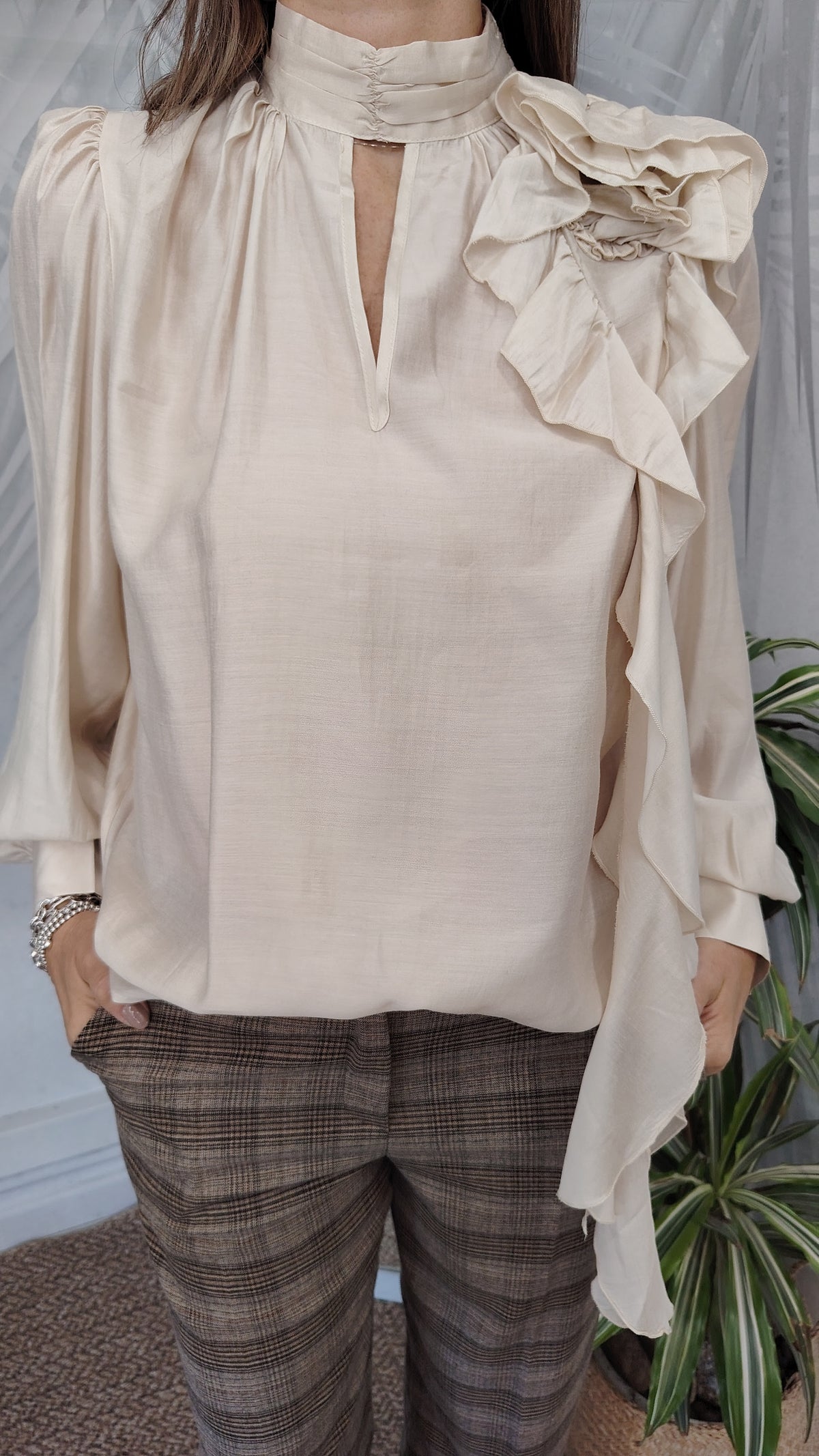 Blusa con collo lupetto e fiore applicato