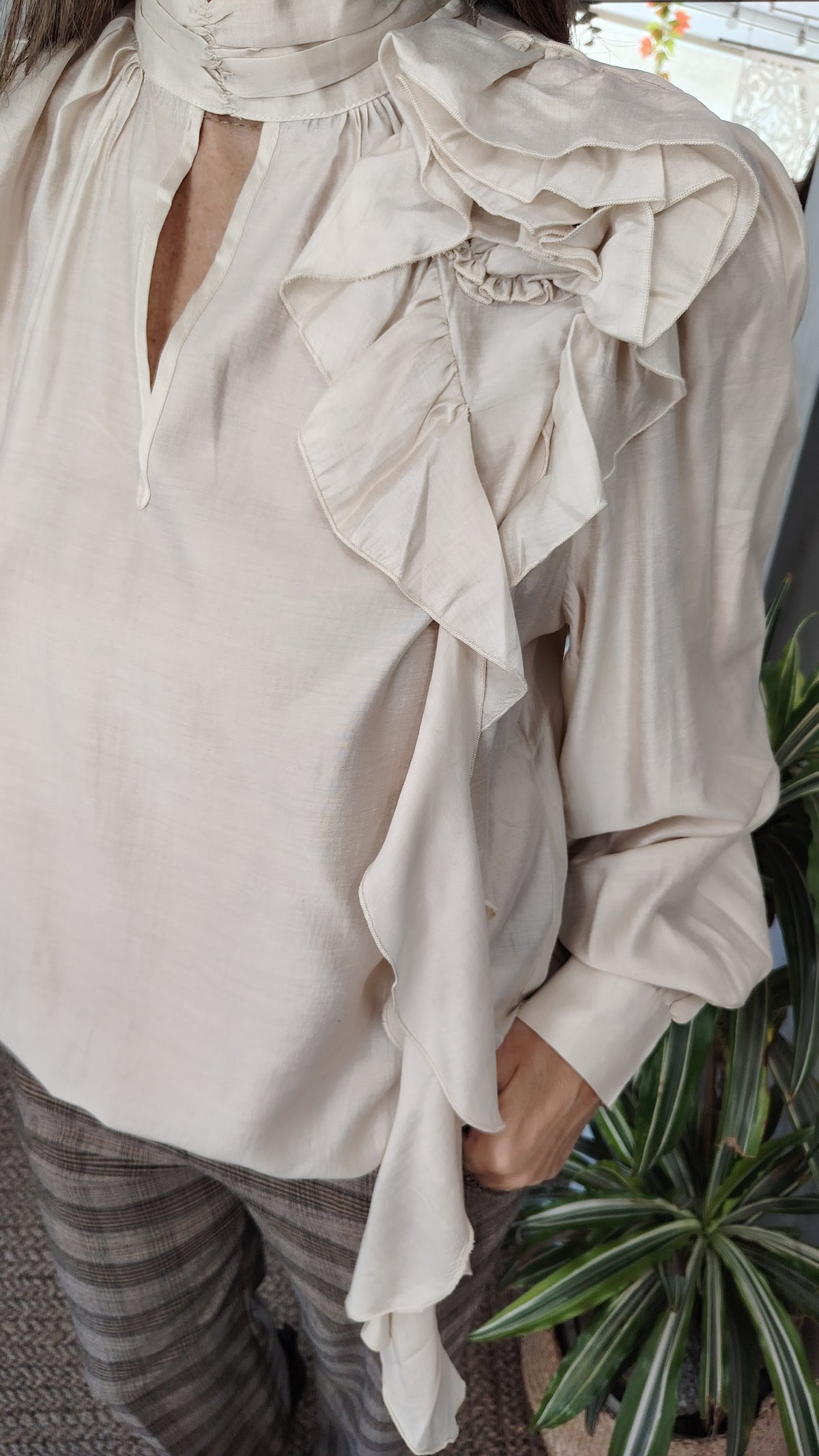 Blusa con collo lupetto e fiore applicato
