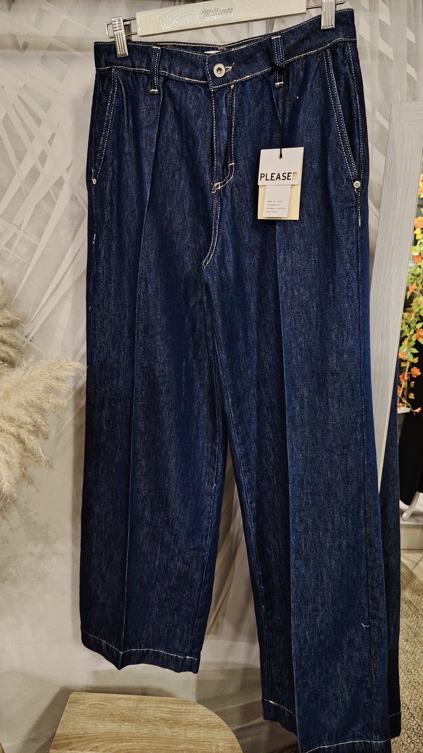 Jeans a gamba ampia con piega frontale