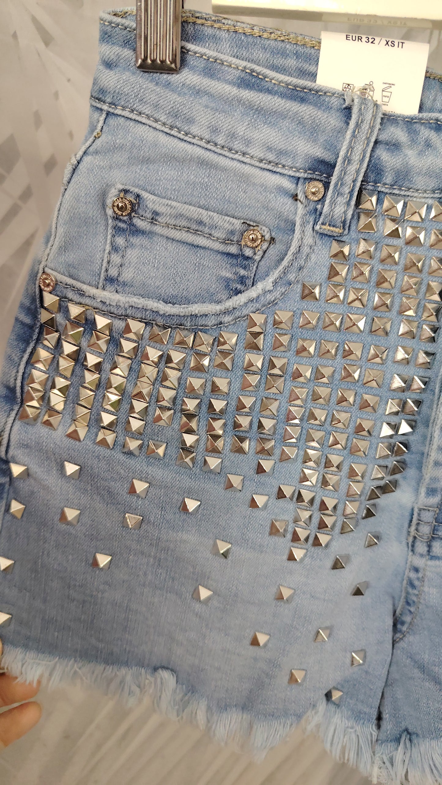 Short in denim con borchie