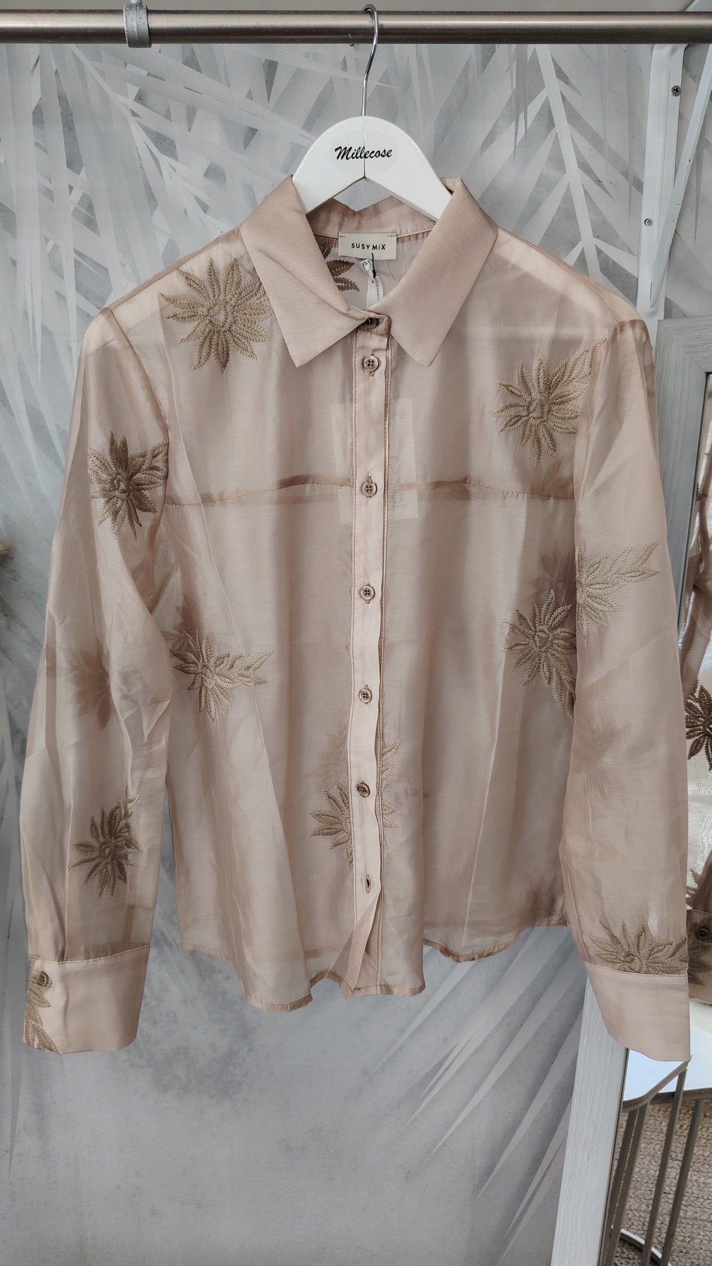 Camicia con ricami tinta su tinta