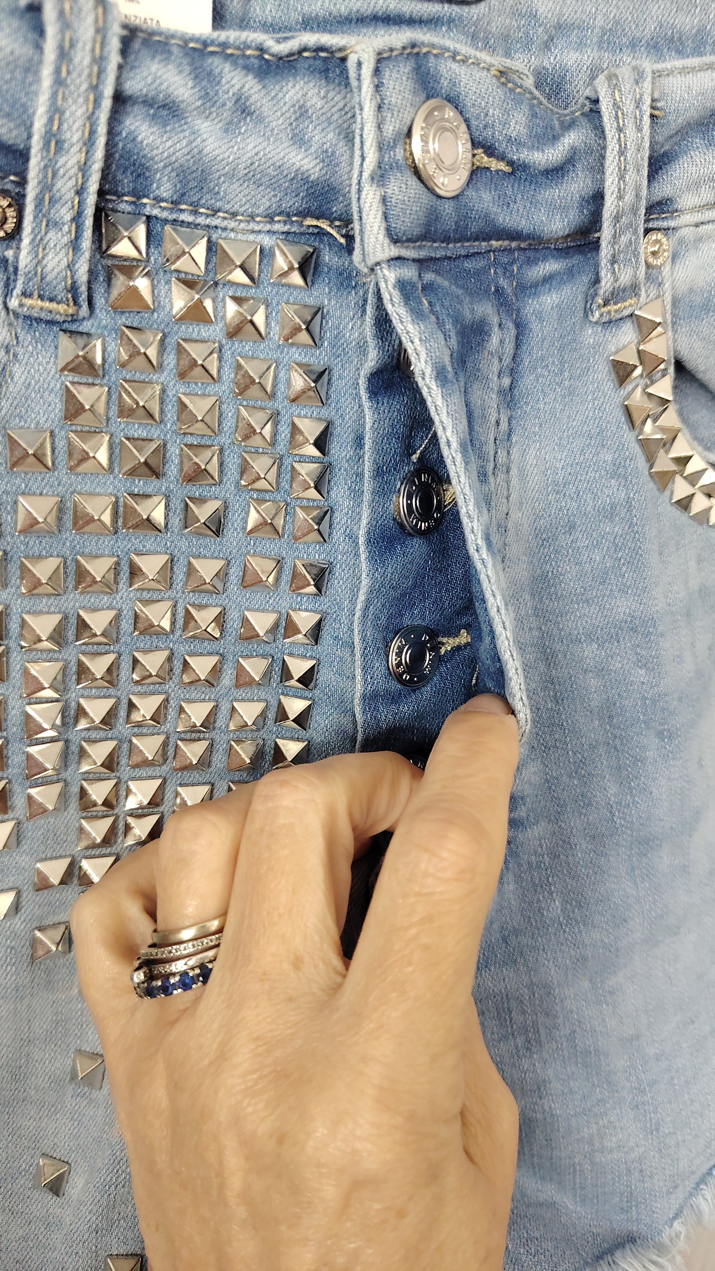 Short in denim con borchie