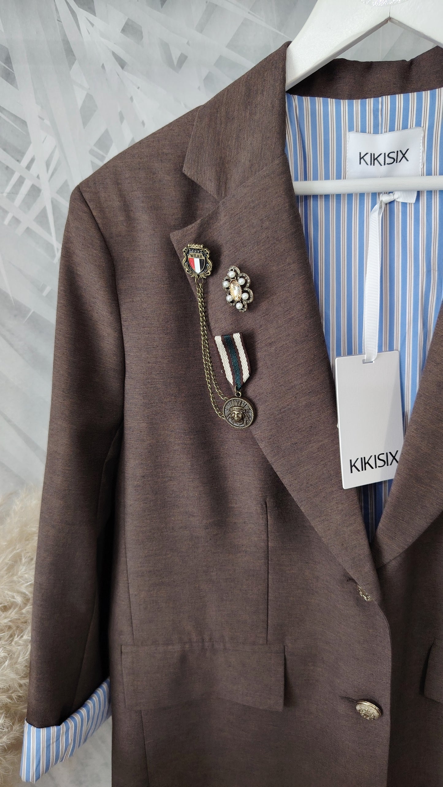 Blazer oversize con spille
