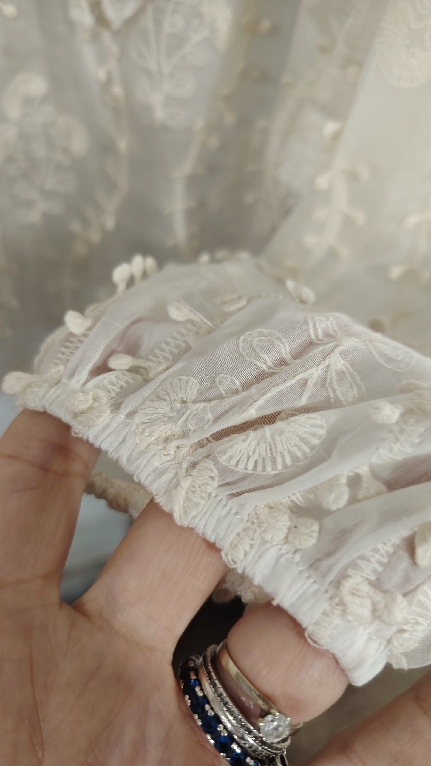 Blusa con rouches e motivi in rilievo