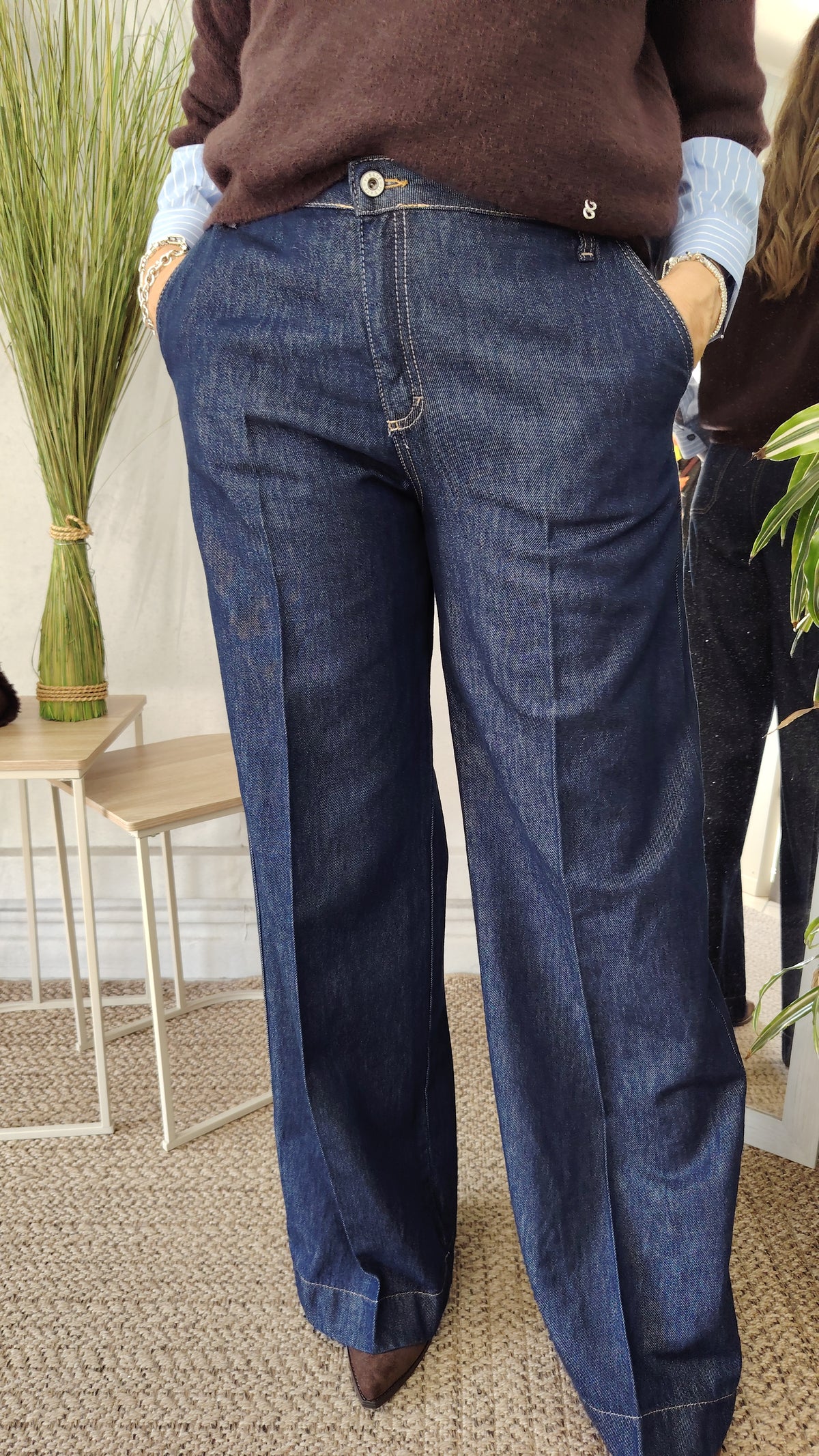 Jeans gamba ampia con cuciture a contrasto