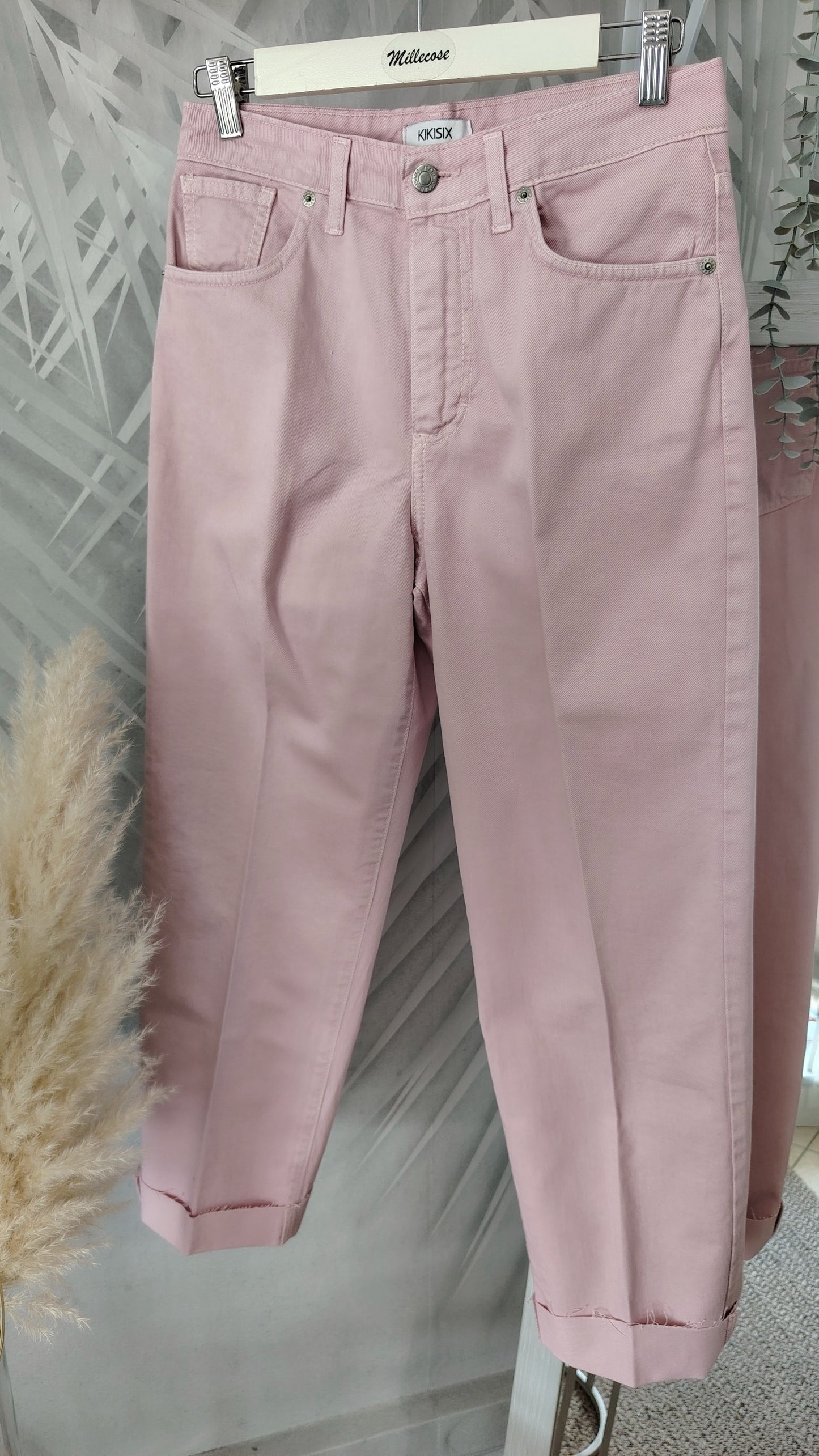 Pantalone con risvolto e taglio vivo