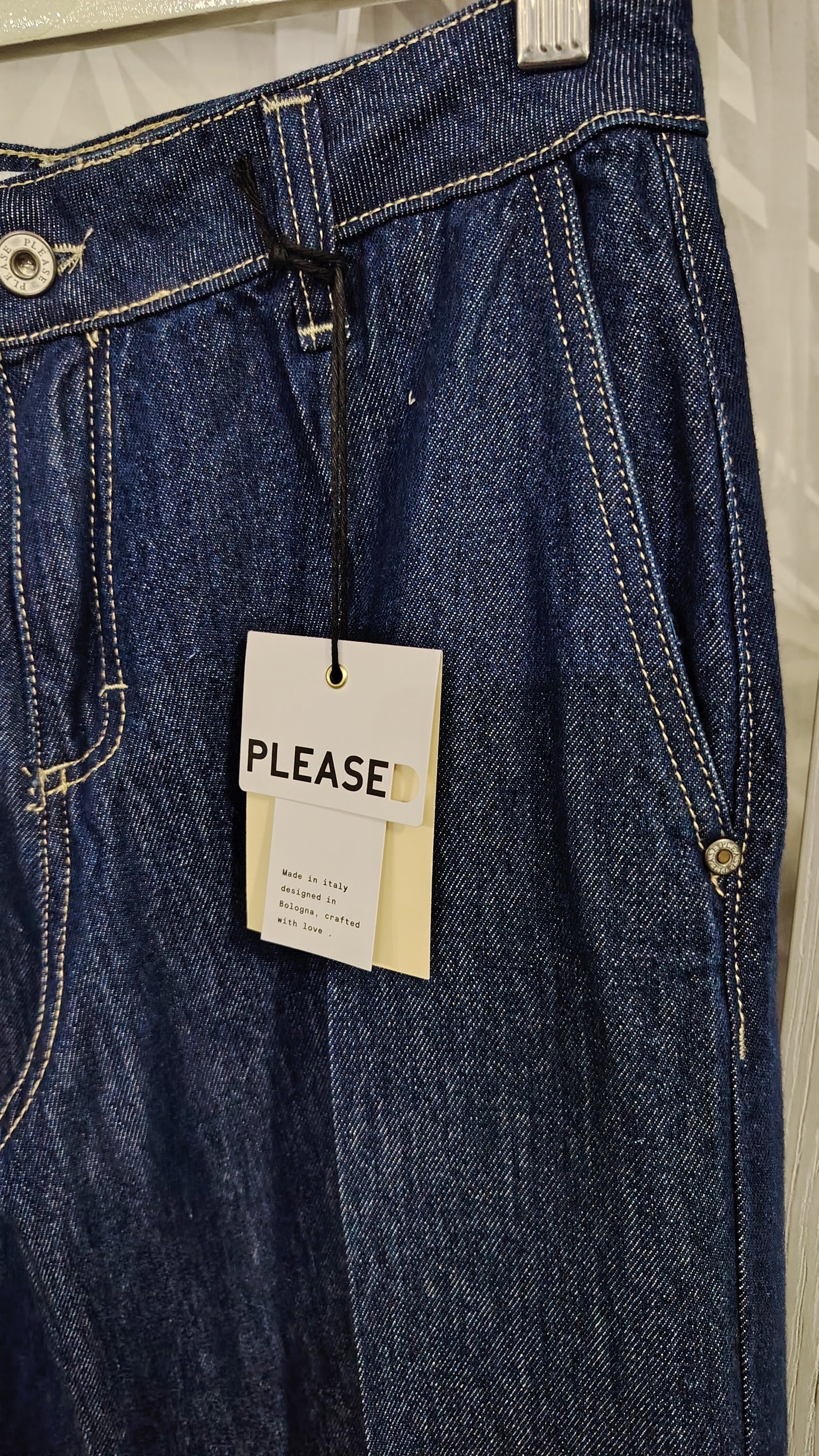 Jeans a gamba ampia con piega frontale