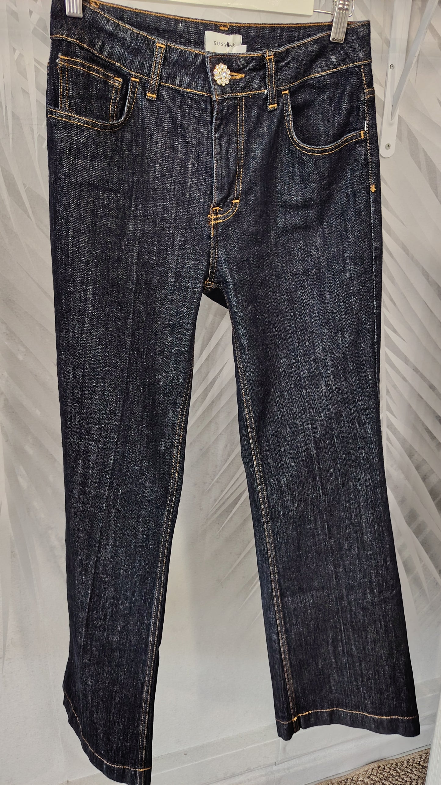 Jeans gamba dritta bottone gioiello