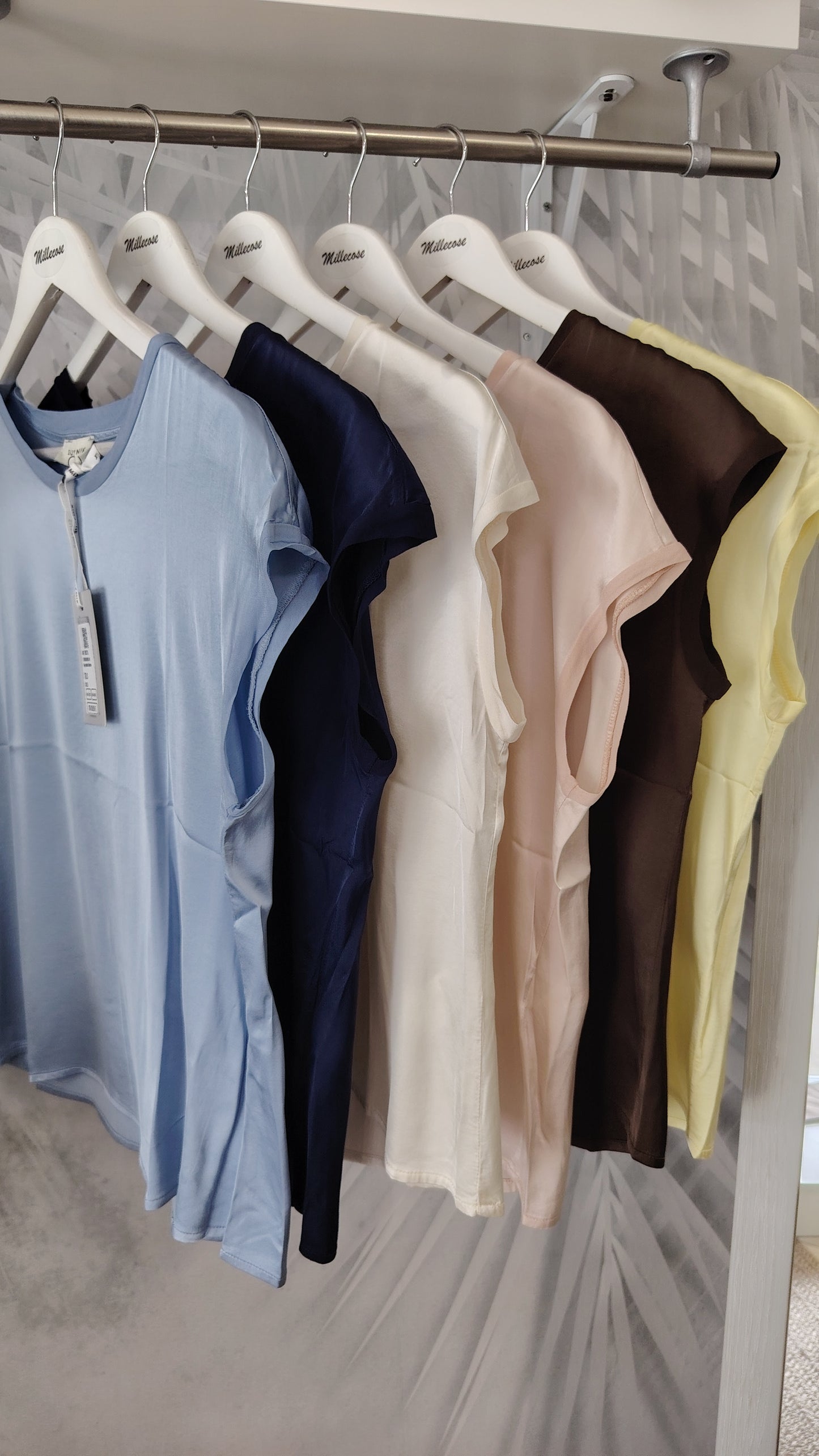 Blusa smanicata con bordi