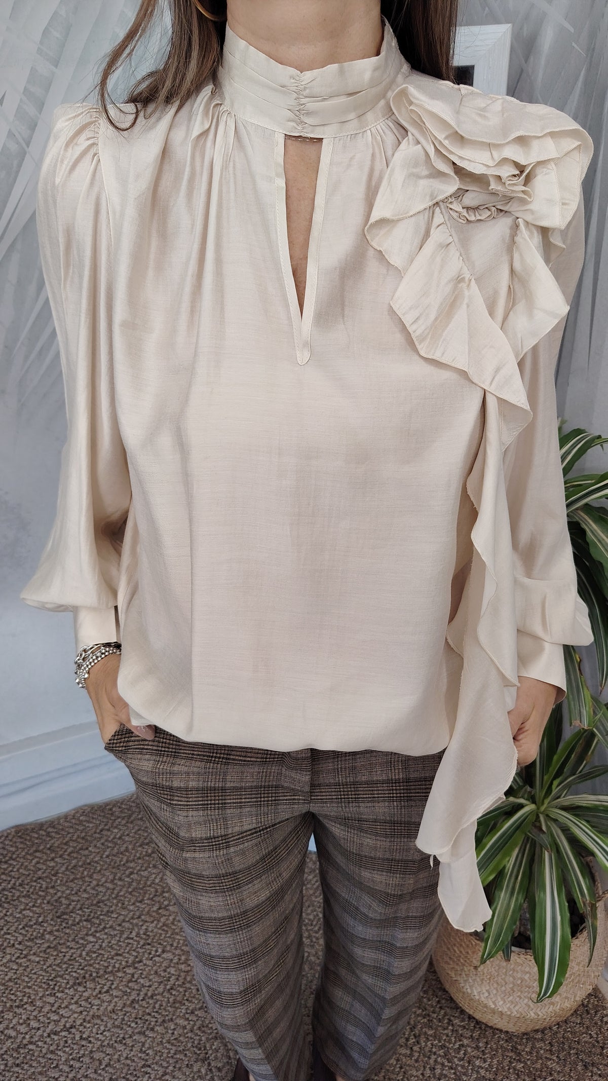 Blusa con collo lupetto e fiore applicato