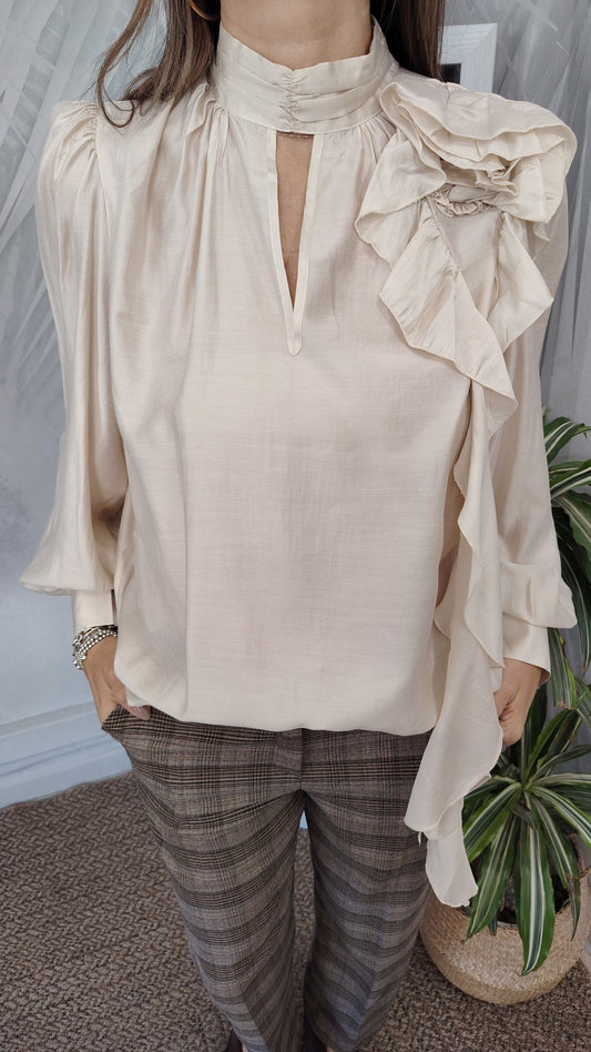 Blusa con collo lupetto e fiore applicato