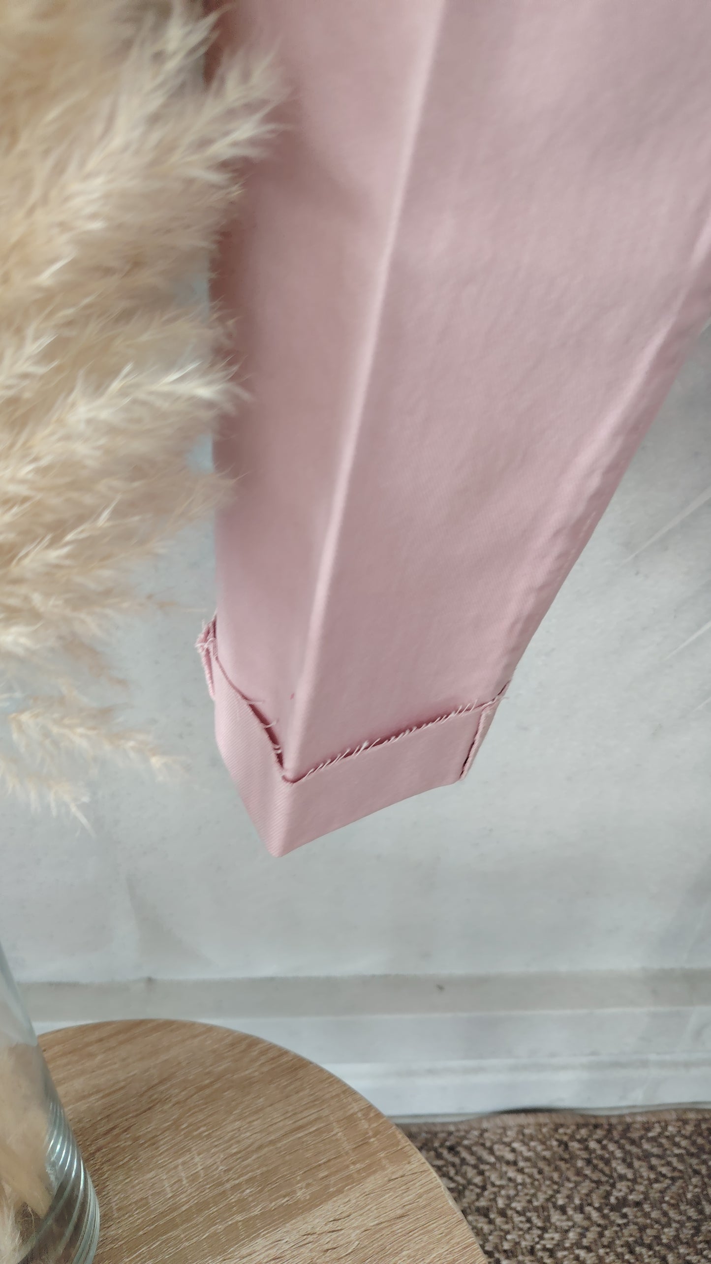 Pantalone con risvolto e taglio vivo