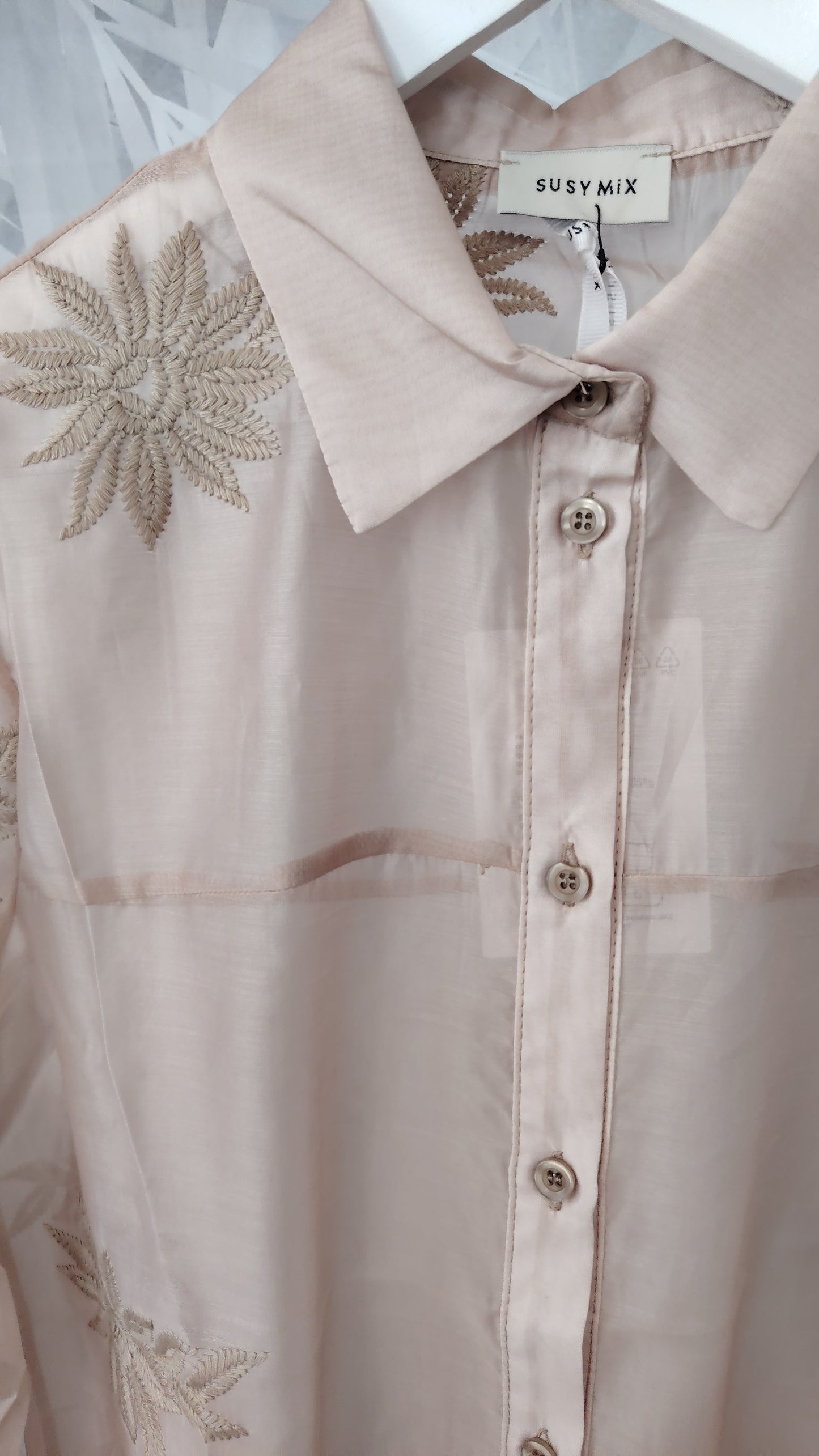 Camicia con ricami tinta su tinta