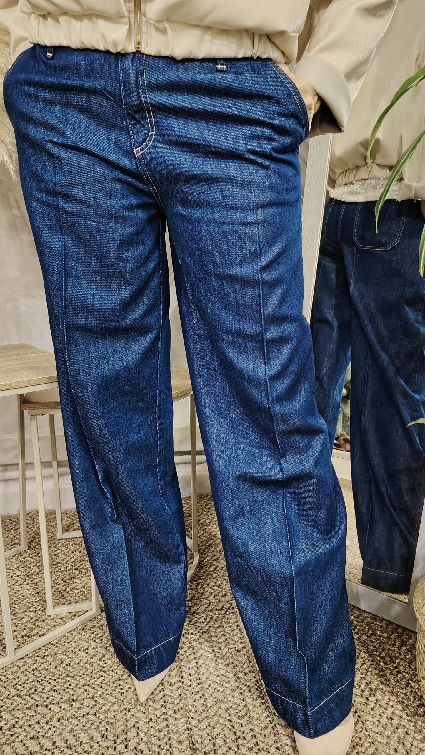Jeans a gamba ampia con piega frontale