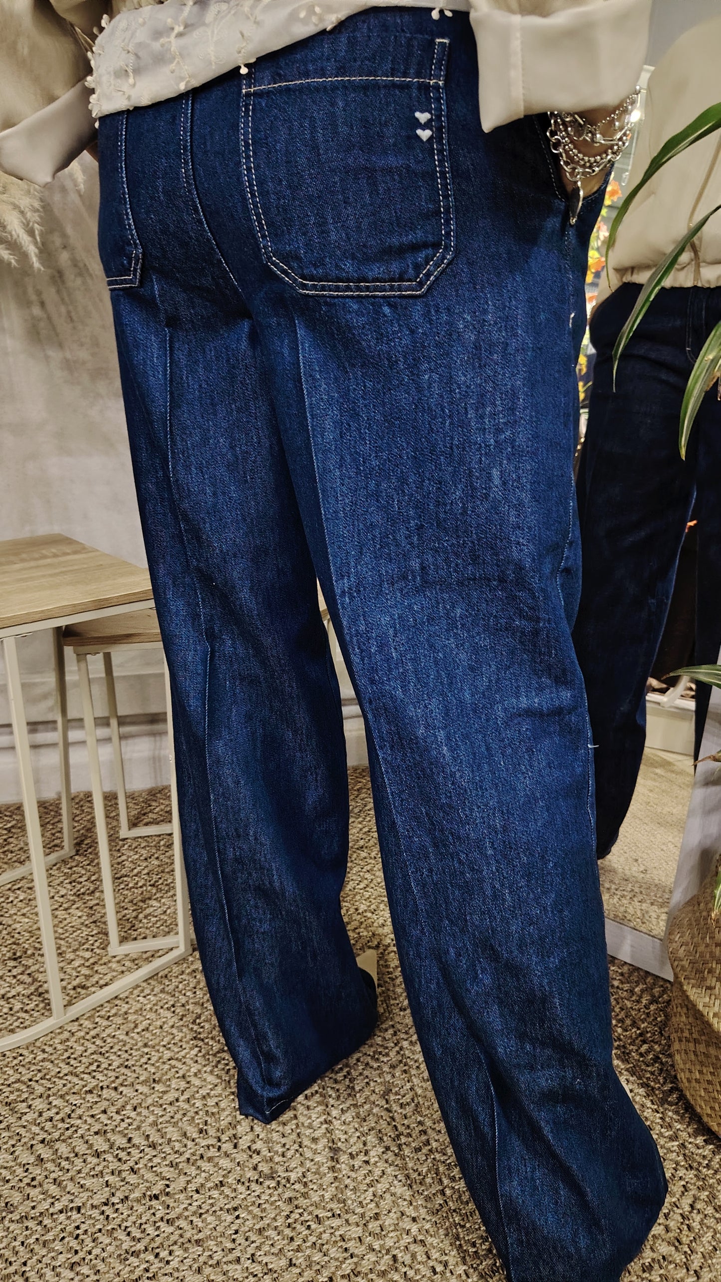 Jeans a gamba ampia con piega frontale