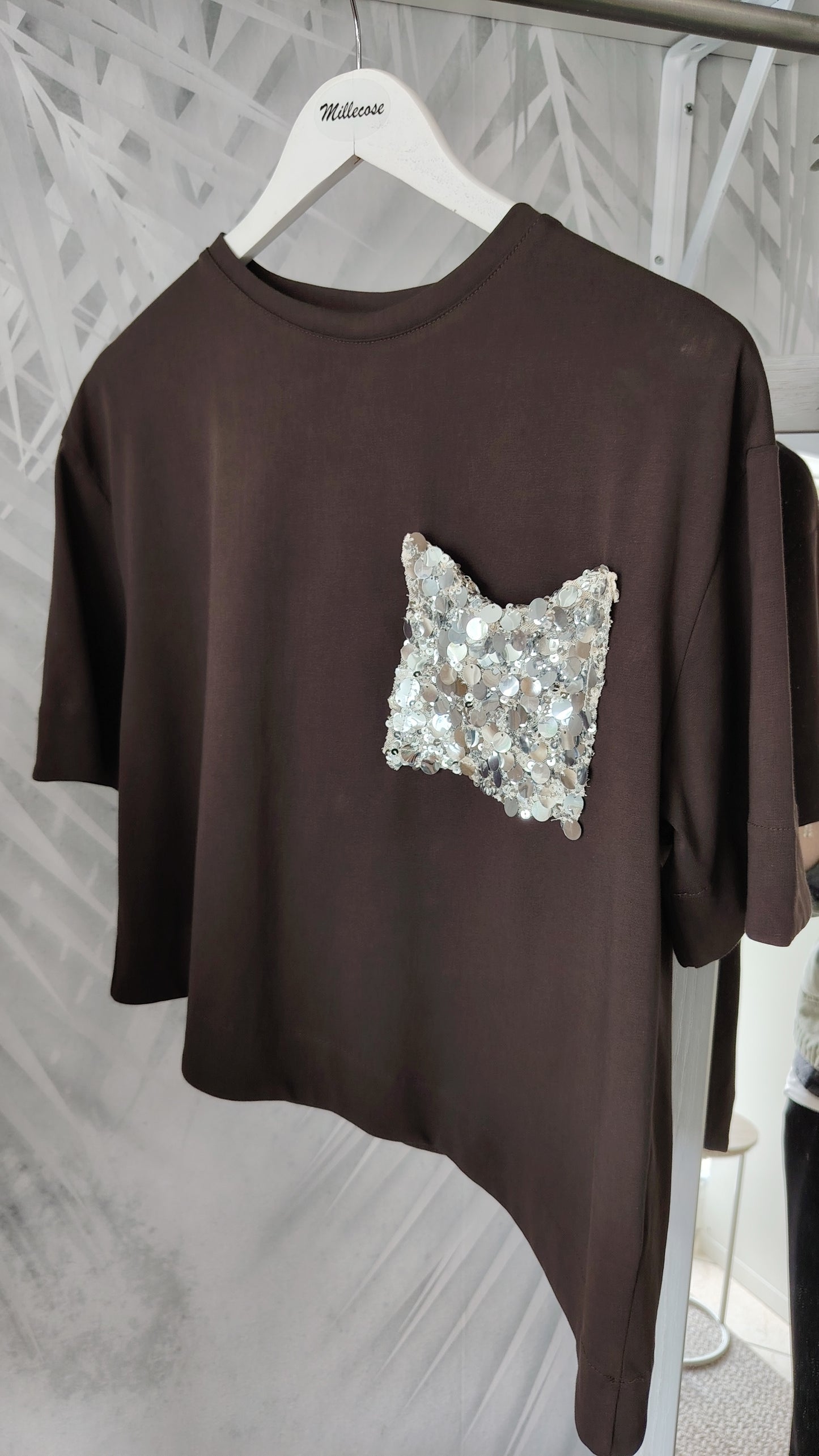 T-shirt con tasca paillettes
