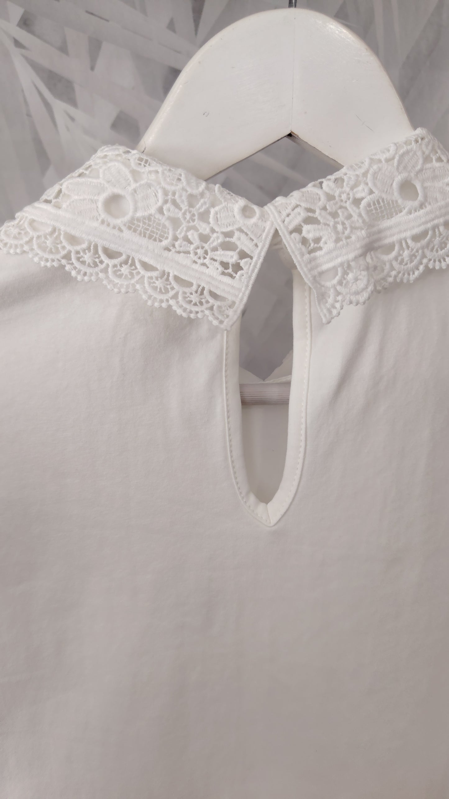 T-shirt colletto crochet
